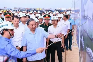 Party General Secretary To Lam listens to Vietnam Airlines Corporation leaders report on Long Thanh Airport Project progress. (Photo: SGGP)